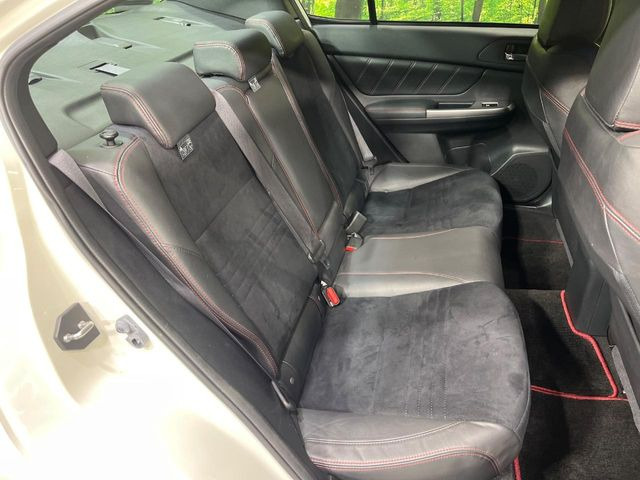 後部座席も気になるようなキズ・汚れやへたり等、大きなダメージはなく、良好な状態です。