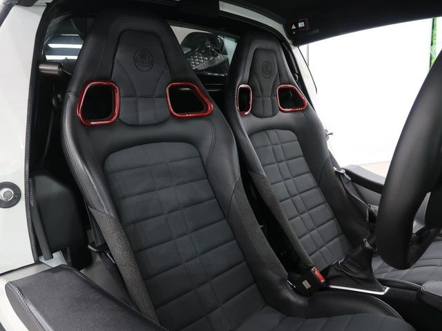 シートについても状態良く維持されている個体です。オートステージでは専用のシート生地をガードするコーティングもご用意してります。是非お申し付け下さい。