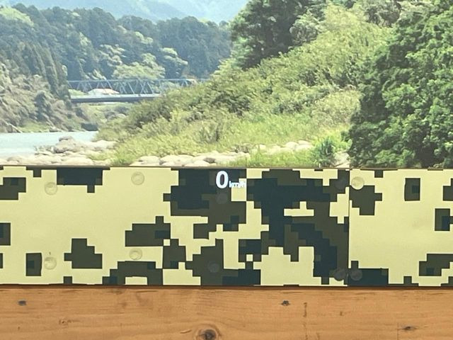 �y�w�b�h�A�b�v�f�B�X�v���C�z���݂̑��x�⑖�s�����f�W�^���\���ŉ^�]�ȑO���̃K���X�ɓ��e!�^�]���A�ڐ������炳���K�v�ȏ����m�F�ł���̂łƂ��Ă��֗��ň��S!