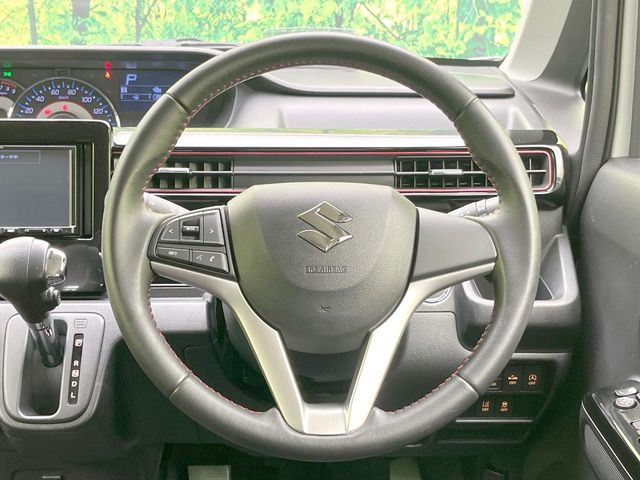 �C���e���A�ɍ��킹���f�U�C���̃X�e�A�����O�́A�^�]�������̂��Ƃ��l���A�^�]���₷���`��A�傫���ł��B�����x�A���ۂɐG���Ă��m���߂��������B