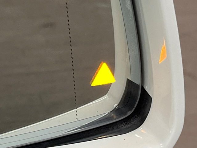 ���u���C���h�A�V�X�g�Z���T�[:���p����̎Ԃ����m���A�h���C�o�[���Ԑ��ύX���s���ۂɁA�x�����Ƌ��ɒ��ӂ𑣂��Ă������S�x���@�\�ł�!