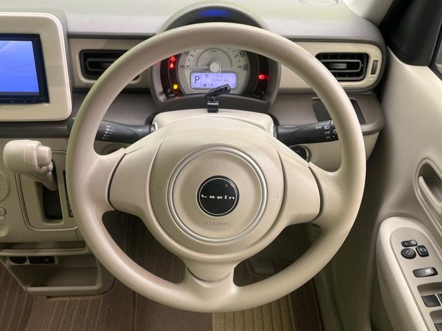 �C���e���A�ɍ��킹���f�U�C���̃X�e�A�����O�́A�^�]�������̂��Ƃ��l���A�^�]���₷���`��A�傫���ł��B�����x�A���ۂɐG���Ă��m���߂��������B