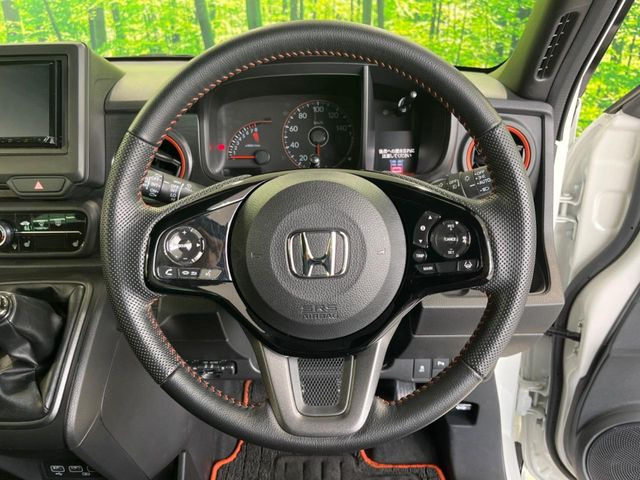 �C���e���A�ɍ��킹���f�U�C���̃X�e�A�����O�́A�^�]�������̂��Ƃ��l���A�^�]���₷���`��A�傫���ł��B�����x�A���ۂɐG���Ă��m���߂��������B