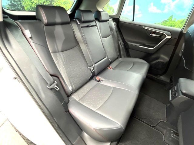 後部座席も気になるようなキズ・汚れやへたり等、大きなダメージはなく、良好な状態です。