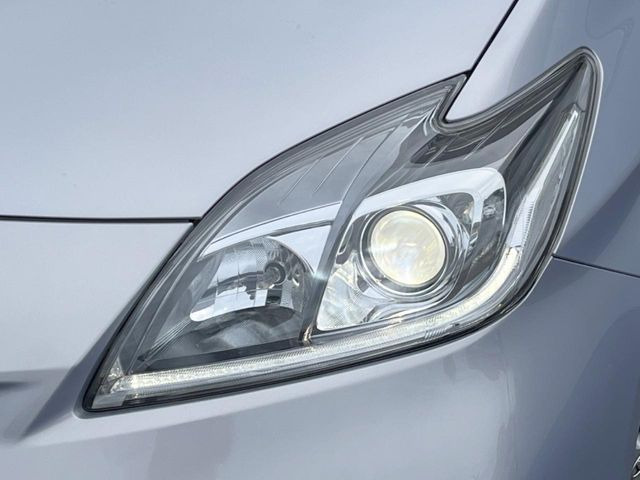 【HIDヘッドライト】非常に明るく前方を照らしてくれるので、悪天候や夜間の走行時も視界良好で安心してお乗りいただけます。