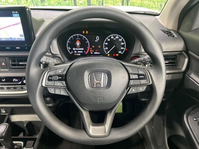 �C���e���A�ɍ��킹���f�U�C���̃X�e�A�����O�́A�^�]�������̂��Ƃ��l���A�^�]���₷���`��A�傫���ł��B�����x�A���ۂɐG���Ă��m���߂��������B