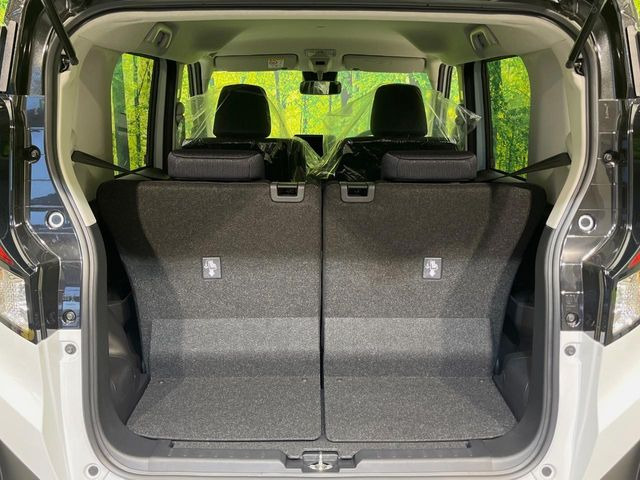 ���i�̂���������ʋ΁A���}���ɏ\���ȉ׎��X�y�[�X���m�ۂ��Ă���܂��B�Z�J���h�V�[�g��|���ƁA�傫�ȉו��̐ύڂ��\�ł���