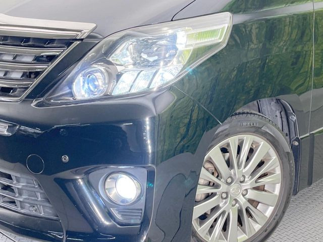 【HIDヘッドライト】非常に明るく前方を照らしてくれるので、悪天候や夜間の走行時も視界良好で安心してお乗りいただけます。