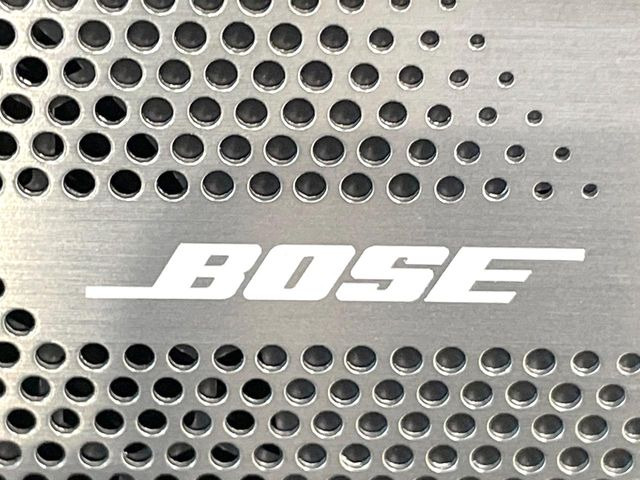 �yBOSE�T�E���h�V�X�e���z���[�J�[�I�v�V�����̍��i�ʃT�E���h�V�X�e���𓋍ځB��p�̃`���[�j���O���{���ꂽ�召�l�X�ȃX�s�[�J�[����ǎ��ȃT�E���h���t�ł��A�Տꊴ���ӂ�鉹����Ԃ����o���܂��B