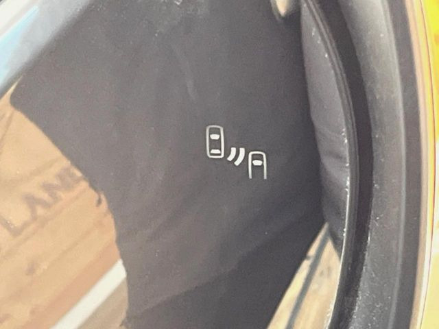 【ブラインドスポットモニター】走行中、ドアミラーの死角になりやすい箇所に後続車が接近するとサイドミラーのレンズに警告を表示!ドライバーに注意喚起をしてくれます。