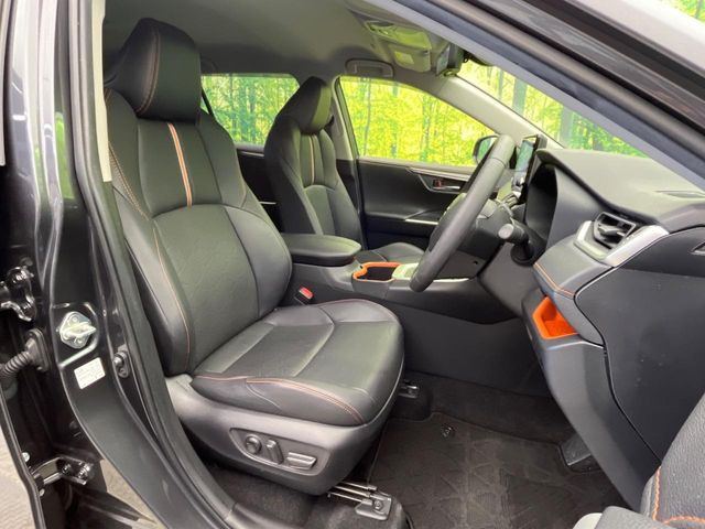 【合皮レザーシート】汚れのふき取りが容易でメンテナンスもが簡単な、機能性に優れる合成皮革を採用した上質なシートです。座り心地もよく、高級感あふれる心地良い車内空間を演出してくれます。