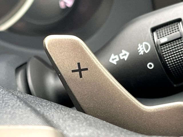【パドルシフト】ハンドルから手を離さずに素早くシフトアップ&ダウンができるので、エンジンブレーキを使う下り坂や高速道路の合流で加速したい場面で役立ちます。