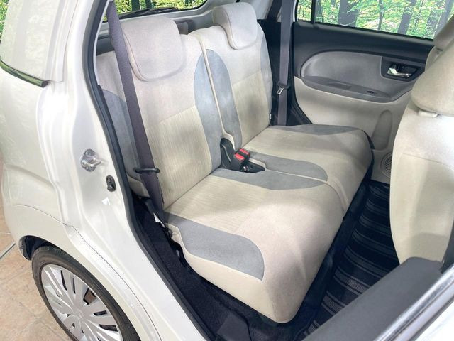 後部座席も気になるようなキズ・汚れやへたり等、大きなダメージはなく、良好な状態です。