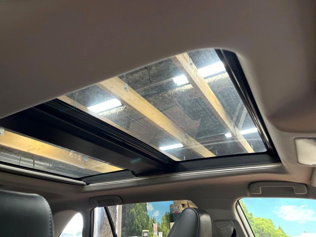 【サンルーフ】開放感たっぷりの希少装備、サンルーフが装着されています!車内に明かりを取り入れたり景色を楽しむ以外にも、車内の空気も簡単に換気できて快適です!