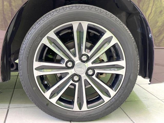 �y����15�C���`�A���~�z�C�[���z�O�ςɃ}�b�`���������A���~�z�C�[���𑕒����Ă���܂��B�e��ЊO�A���~�z�C�[����A�X�^�b�h���X�^�C�����戵�����Ă���܂��B���񂲑��k����������