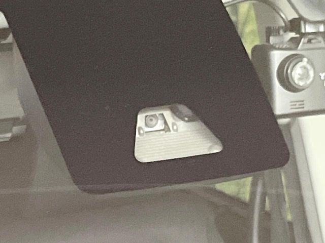 【プリクラッシュセーフティ】前方の車両等を検知し、衝突しそうな時は警報で注意を促し、ブレーキを踏む力をサポート。ブレーキを踏めなかった場合は衝突被害軽減ブレーキが作動、衝突回避をサポートします。