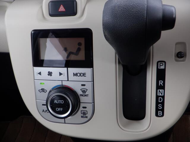 シフトノブはスレがなく、きれいな状態です。いつも触る部分がきれいだと大切に乗られていたことがわかりますよ。