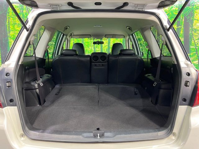 ���i�̂���������ʋ΁A���}���ɏ\���ȉ׎��X�y�[�X���m�ۂ��Ă���܂��B�Z�J���h�V�[�g��|���ƁA�傫�ȉו��̐ύڂ��\�ł���