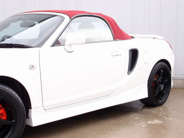 �l�C��MR-S�J�X�^���ԗ��̓��ɁB�t�@�C�i���G�f�B�V�����J���[�̐ԃK���X�y�ɒ��ւ��ς݂ƂȂ�A�����t���G�G�A���AA-TECH17AW�ALED�w�b�h���C�g�Ȃǂ̏[�������Ƀg�����N�p�l���J�o�[���S�ėL