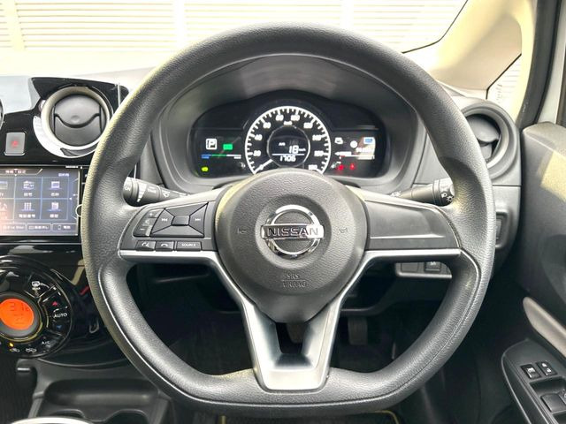 �C���e���A�ɍ��킹���f�U�C���̃X�e�A�����O�́A�^�]�������̂��Ƃ��l���A�^�]���₷���`��A�傫���ł��B�����x�A���ۂɐG���Ă��m���߂��������B