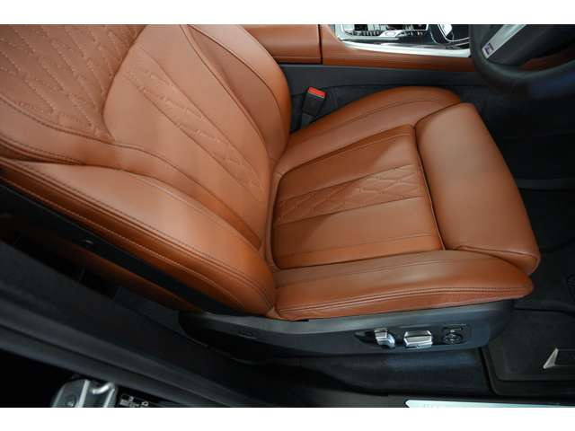 �㉺2�����́u�c�C���E�T�[�L�����[&�_�u���E���C�g�v�͏㕔��LED�f�C���C�g�A�����ɃA�_�v�e�B�u�}�g���N�XLED�w�b�h���C�g��z�u�����݊��������Ă���܂��B