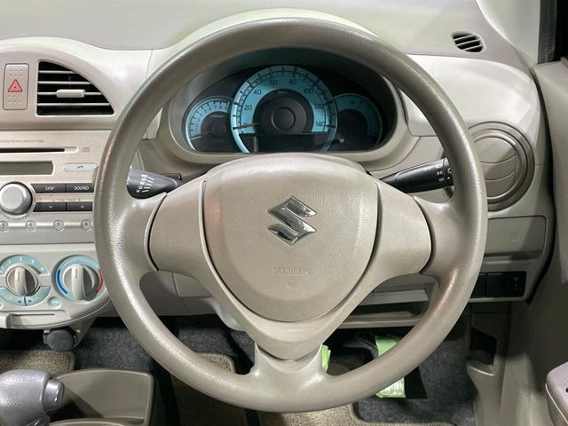 �C���e���A�ɍ��킹���f�U�C���̃X�e�A�����O�́A�^�]�������̂��Ƃ��l���A�^�]���₷���`��A�傫���ł��B�����x�A���ۂɐG���Ă��m���߂��������B