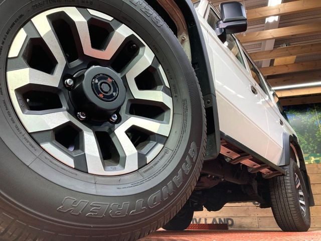 �y����16�C���`�A���~�z�C�[���z�O�ςɃ}�b�`���������A���~�z�C�[���𑕒����Ă���܂��B�e��ЊO�A���~�z�C�[����A�X�^�b�h���X�^�C�����戵�����Ă���܂��B���񂲑��k����������