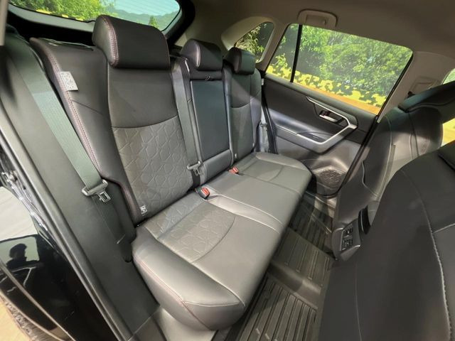 後部座席も気になるようなキズ・汚れやへたり等、大きなダメージはなく、良好な状態です。