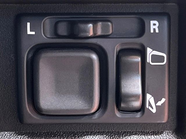 �y�d���i�[�~���[�z�T�C�h�~���[�͓d���i�[���ƂȂ��Ă���A�������ԏ�ł��L�Y�������X�N��}�����܂��B