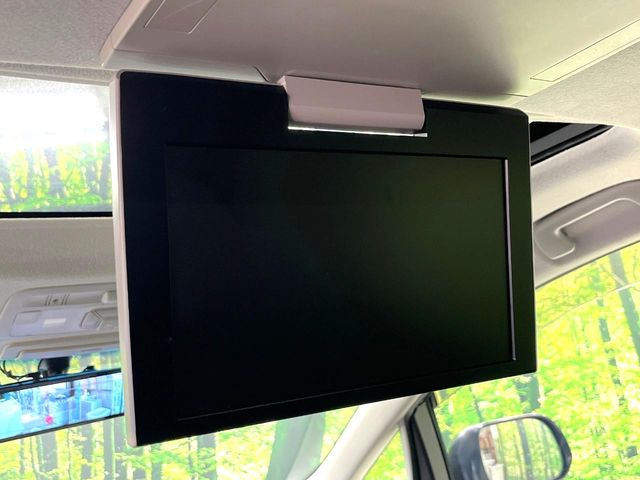 【フリップダウンモニター】大画面モニターで後席でもエンタメをお楽しみいただけます。小さなお子様にも大人気の装備です♪