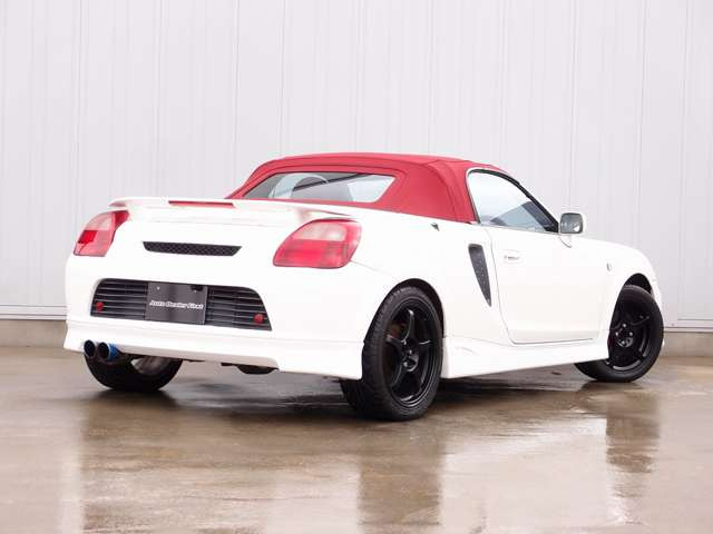 �l�C��MR-S�J�X�^���ԗ��̓��ɁB�t�@�C�i���G�f�B�V�����J���[�̐ԃK���X�y�ɒ��ւ��ς݂ƂȂ�A�����t���G�G�A���AA-TECH17AW�ALED�w�b�h���C�g�Ȃǂ̏[�������Ƀg�����N�p�l���J�o�[���S�ėL