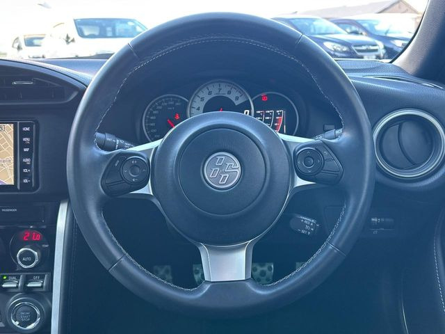 �y�����v�����X�e�A�����O�z�㎿�Ȋv���g�p���邱�ƂŁA��ɂ����������݂ƂĂ��^�]���₷���n���h���ł���