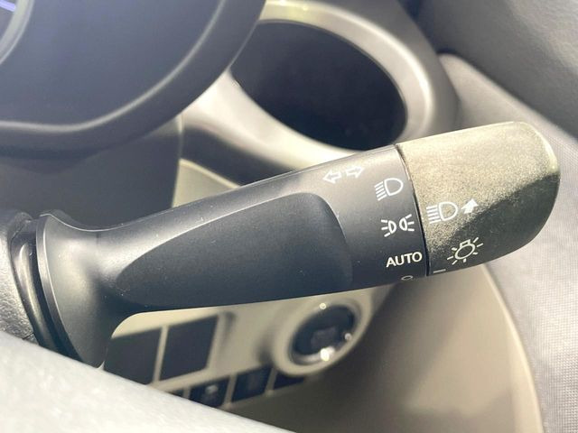 【オートライト】周りの明るさに応じて自動でヘッドライトの点灯・消灯ができる機能です!ライトの付け忘れ・消し忘れなどが無くなり、雨の日や夕方の走行も安心!トンネル通過時も便利ですね♪