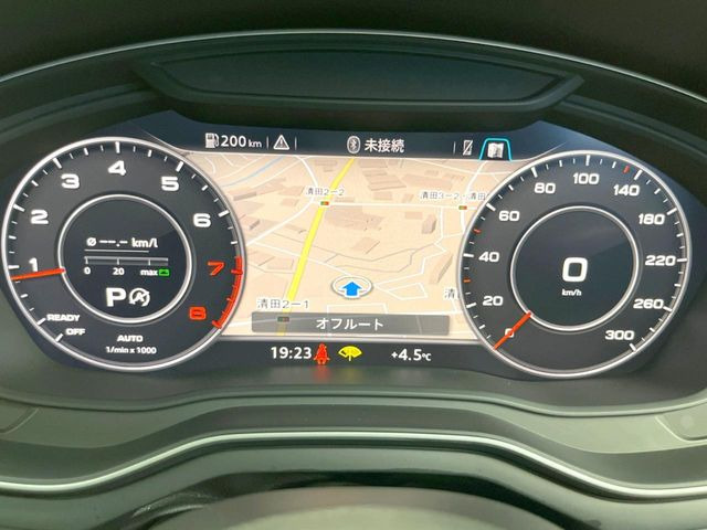 ���o�[�`�����R�b�N�s�b�g:�S�̂��t���p�l���ƂȂ��Ă����i�I�ȃ��[�^�[�p�l���B�ʏ�̃X�s�[�h���[�^�[�Ƃ��Ă̋@�\�͂������A�i�r�E�I�[�f�B�I�@�\�̊m�F�E������ł��A�^�]�ɏW�����₷���Ȃ��Ă���܂��B