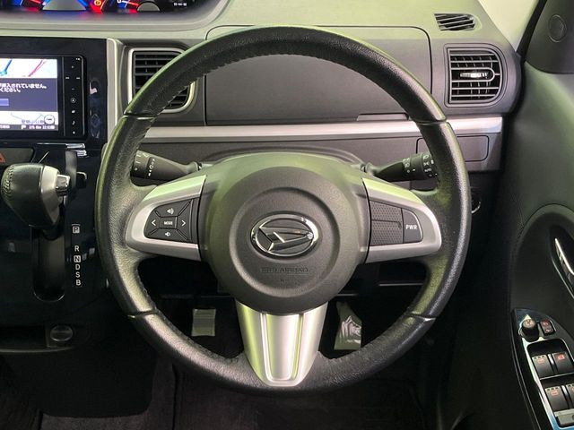 �C���e���A�ɍ��킹���f�U�C���̃X�e�A�����O�́A�^�]�������̂��Ƃ��l���A�^�]���₷���`��A�傫���ł��B�����x�A���ۂɐG���Ă��m���߂��������B