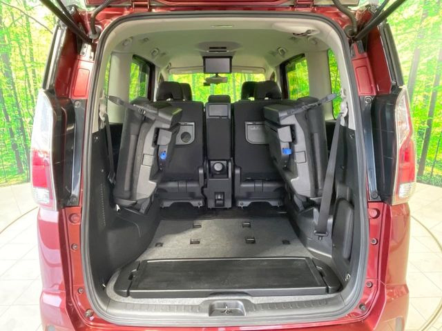 ���i�̂���������ʋ΁A���}���ɏ\���ȉ׎��X�y�[�X���m�ۂ��Ă���܂��B�Z�J���h�V�[�g��|���ƁA�傫�ȉו��̐ύڂ��\�ł���