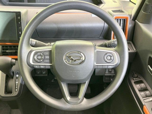 【ステアリングスイッチ】運転中、前方から目線をそらすことなく、オーディオ等の操作が可能な便利機能!安心&快適なドライブを演出してくれます♪