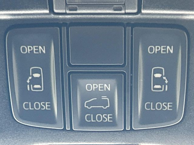 【両側パワースライドドア】スマートキーや運転席のスイッチで後席両側スライドドアの開閉が可能♪電動だから力を入れてドアを開ける必要が無く、小さなお子様でも簡単に開け閉めでき快適です♪