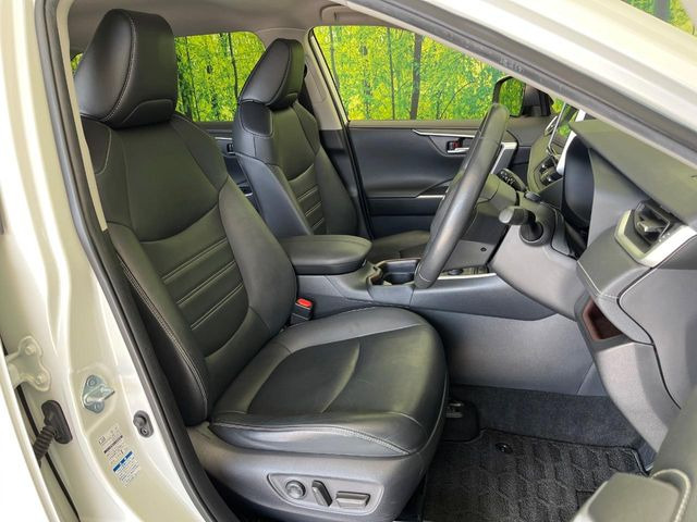 【合皮レザーシート】汚れのふき取りが容易でメンテナンスもが簡単な、機能性に優れる合成皮革を採用した上質なシートです。座り心地もよく、高級感あふれる心地良い車内空間を演出してくれます。