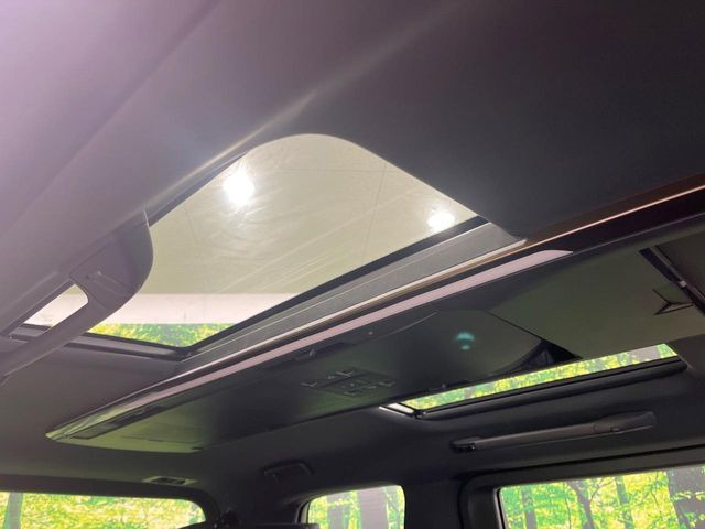 【左右独立ムーンルーフ】2列目左右席にそれぞれ配置されたガラスルーフ!日差しに合わせて片側だけシェードを閉めることも可能です!