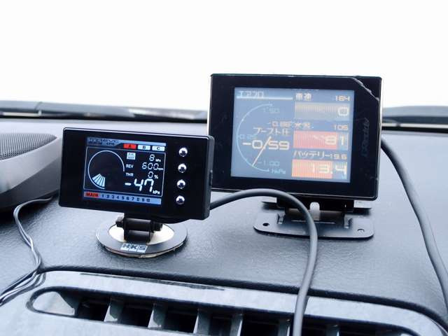 オーリンズ車高調(フルタップ、減衰力)/ボルテック製カーボンGTウイング/社外フェンダー/フジツボ4本出しマフラー/タイヤ7分山/HKS製F-CON V-Pro/HKS製GT?SSタービン