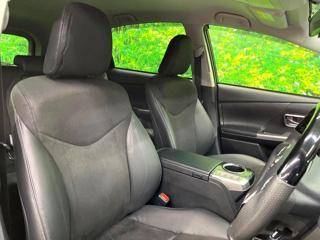 【ハーフレザーシート】高級感と座り心地を両立した人気のシート♪背面・座面のファブリック素材は、通気性の良さや滑りにくさに優れています。気温や服装に左右されず快適にお乗りいただけます。