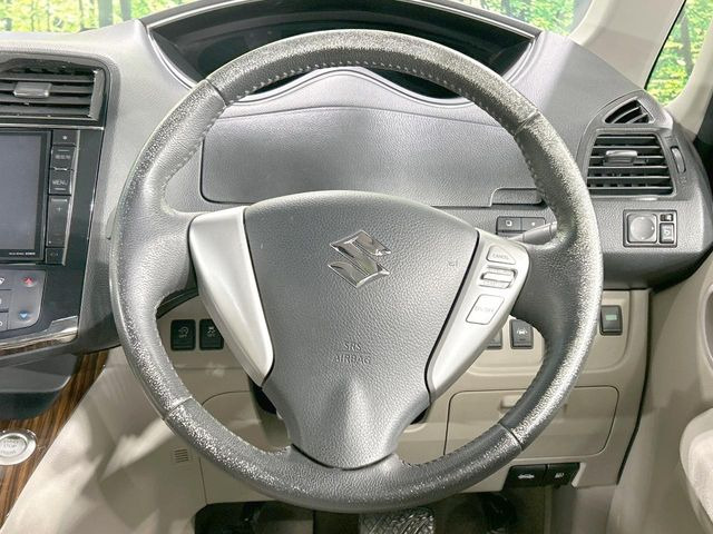 �C���e���A�ɍ��킹���f�U�C���̃X�e�A�����O�́A�^�]�������̂��Ƃ��l���A�^�]���₷���`��A�傫���ł��B�����x�A���ۂɐG���Ă��m���߂��������B