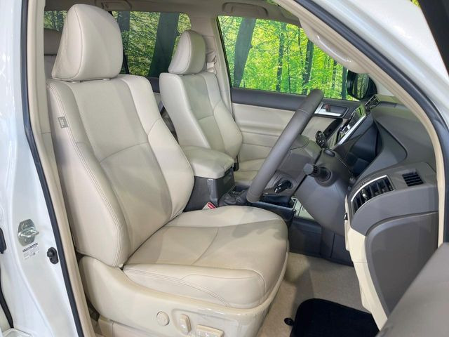 【ベージュレザーシート】デザイン性が高く、高級感のあるベージュ革シート。常に体に触れる部分だから、座り心地の良さにはこだわりたいですね♪汚れの付着や劣化を抑制する内装コーティング施工もおススメですよ♪