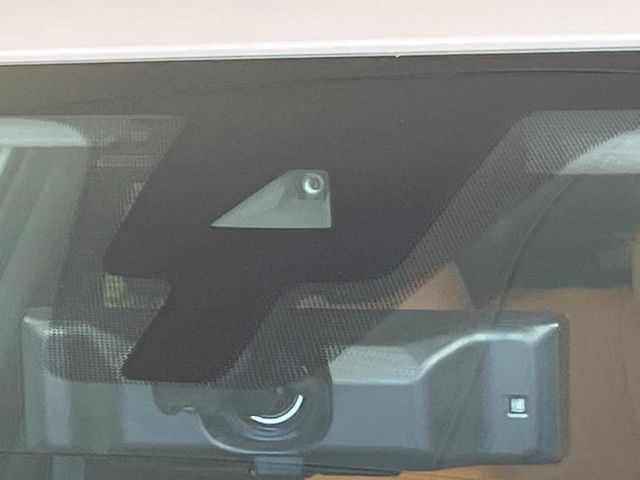 【インテリジェントエマージェンシーブレーキ】フロントカメラで前方の車両や歩行者を検知。衝突しそうな時は衝突被害軽減ブレーキが作動、衝突回避をサポート。より安全にドライブをお楽しみいただけます。