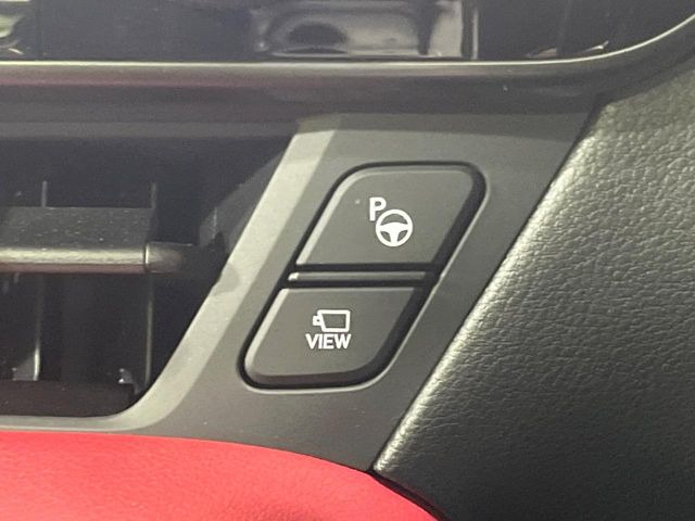 【リモート機能つきアドバンストパーク】専用スマートフォンアプリの使用で、車外から遠隔駐車・出庫が可能な先進機能。広い場所で乗り降りしたい時に便利です♪