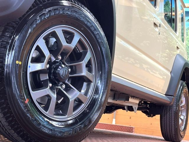 �y����15�C���`�A���~�z�C�[���z�O�ςɃ}�b�`���������A���~�z�C�[���𑕒����Ă���܂��B�e��ЊO�A���~�z�C�[����A�X�^�b�h���X�^�C�����戵�����Ă���܂��B���񂲑��k����������