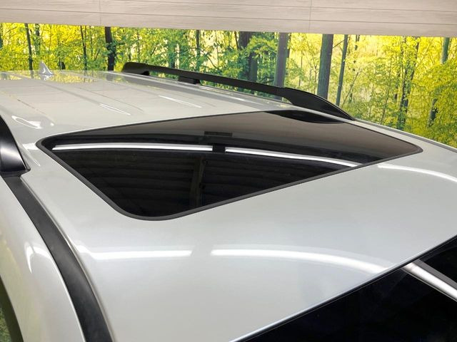 【サンルーフ】ボタンひとつで開閉可能!開放感たっぷりのサンルーフが装着されています!車内に明かりを取り入れたり景色を楽しむ以外にも、よどみがちな車内の空気も簡単に換気できて快適です!