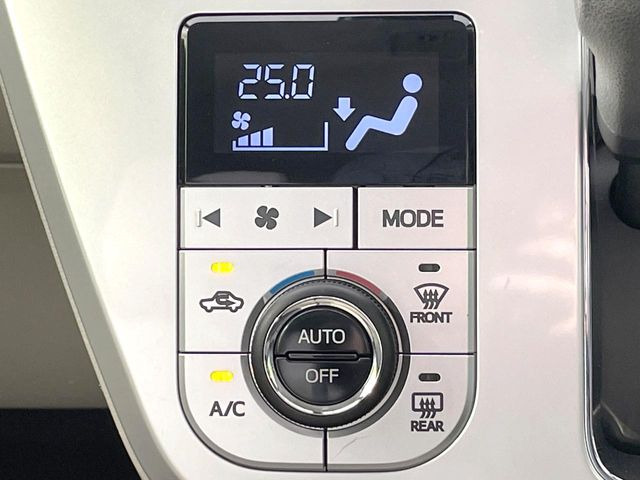 【オートエアコン】一度お好みの温度に設定すれば、車内の温度を検知し風量や温度を自動で調整。暑い&hellip;寒い&hellip;と何度もスイッチ操作をする必要はありません。快適な車内空間には必須の機能ですね♪