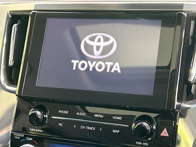 【メーカー純正9インチナビ】インテリアに溶け込むスタイリッシュな「専用設計」メーカーナビを装備♪視認性や操作性など基本性能にも優れ、より上質なカーライフをお楽しみいただけます。